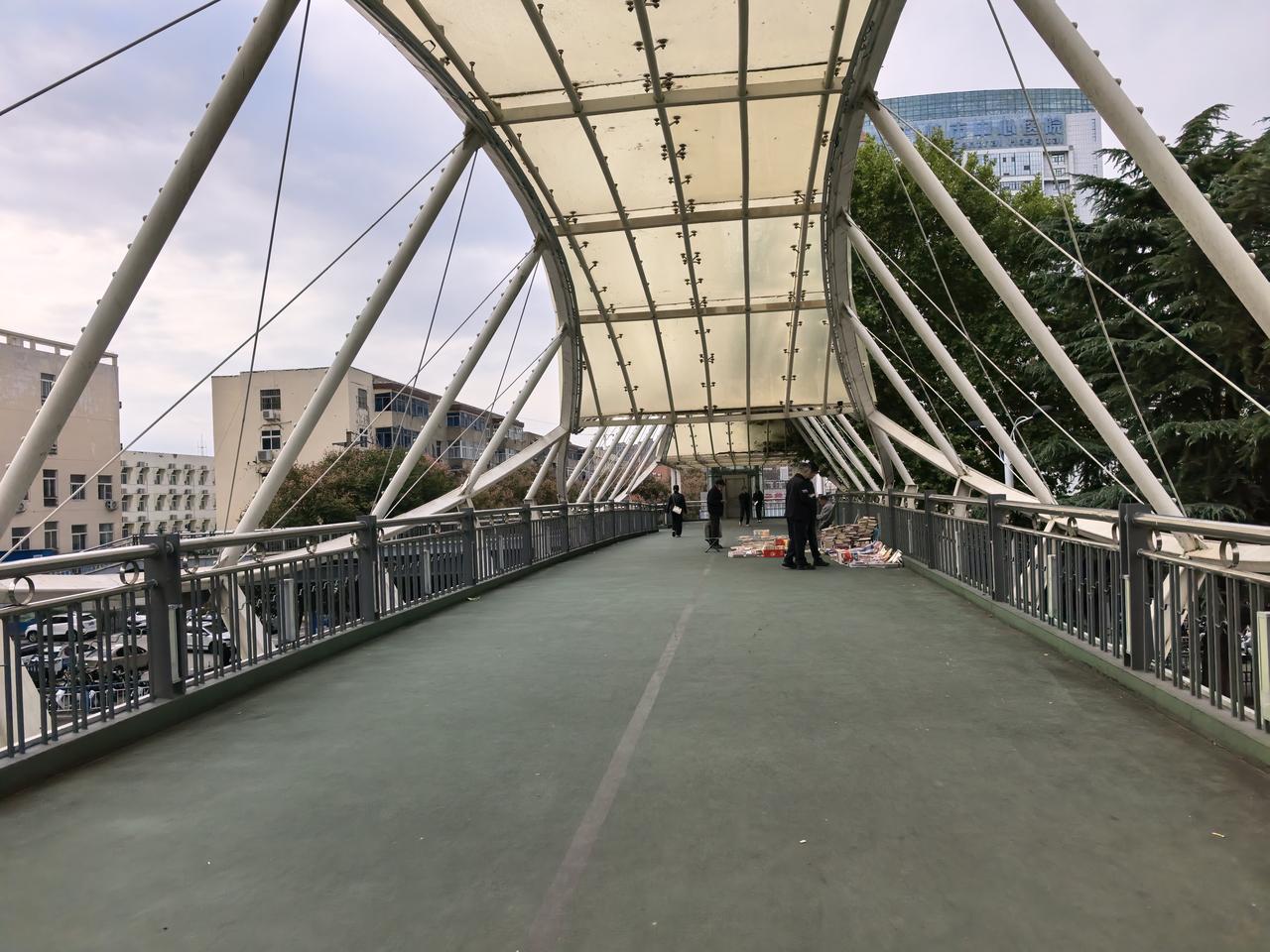 晒图笔记大赛三门峡的市政建设还是不错的，看看崤山路市医院的过街天桥，有直梯，还有