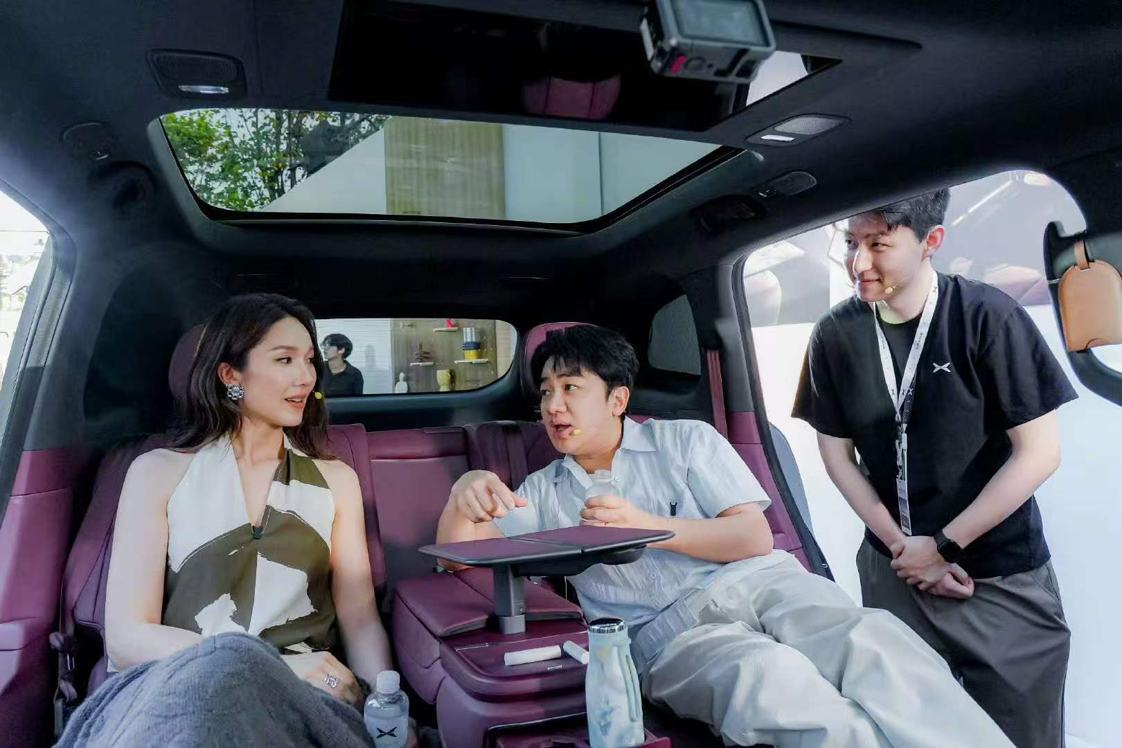 王祖蓝说小鹏G9L后备箱大到能住人王祖蓝和李亚男夫妻俩来体验新车，整场直播笑点和