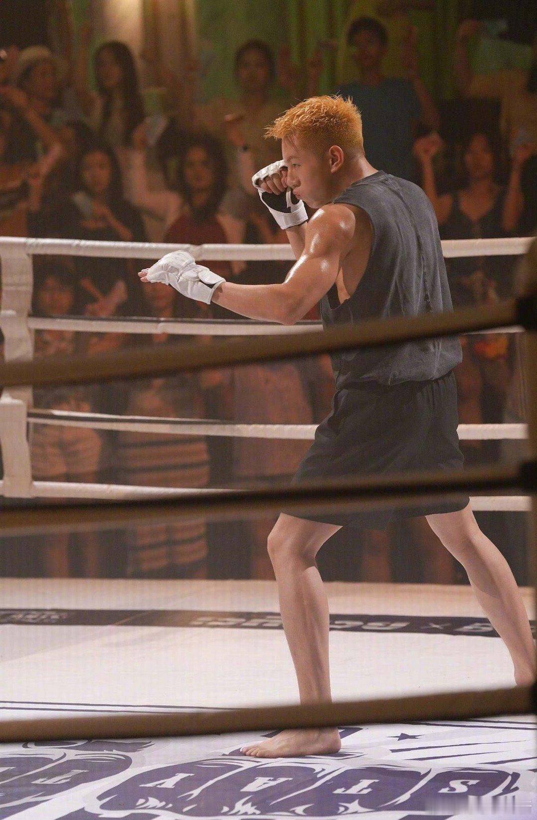 卡斯柏变化好大 从偶像到演员的转型之路，《双轨》里的卡斯柏交出了一份漂亮答卷。贺