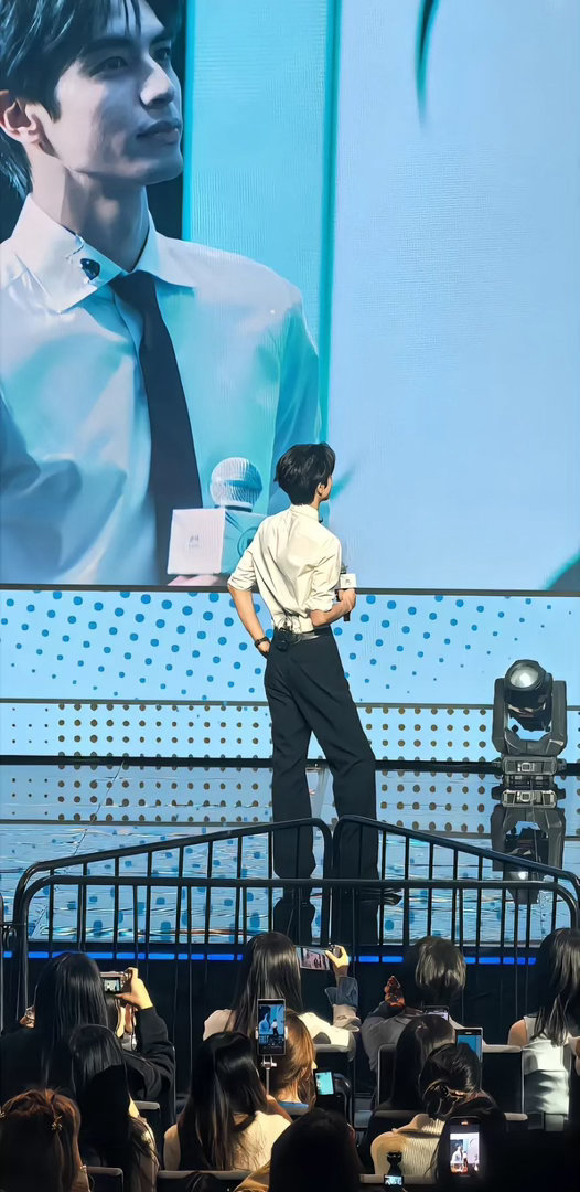 宋威龙这个身材比例算是比较优秀的吗？ 