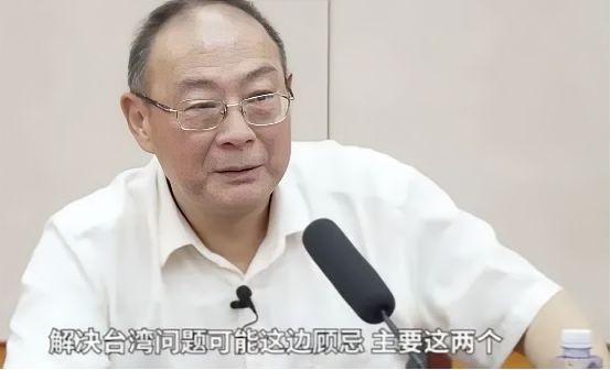 复旦大学教授沈逸说，精英们把子女和存款都押在美国，一旦中国科技追上，那张绿卡就贬