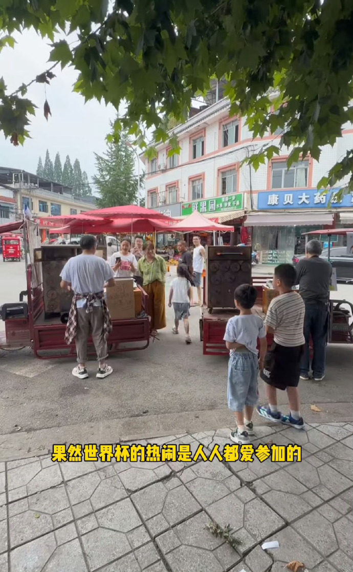 四川球迷大爷的应援比我想的还要卷 成都藏着最有创意的球迷！两位大爷摆地瓜摊分设两
