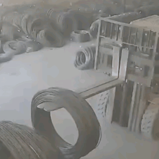 这个人是故意碰瓷吗？怎么看他的行为都觉得有些奇怪，不知道这个人是在这里干活的工人