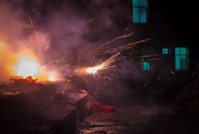 除夕夜杭州一男子眼球被炸裂，可能保不住。医生：烟花爆竹炸伤“每年都有，每年都痛。