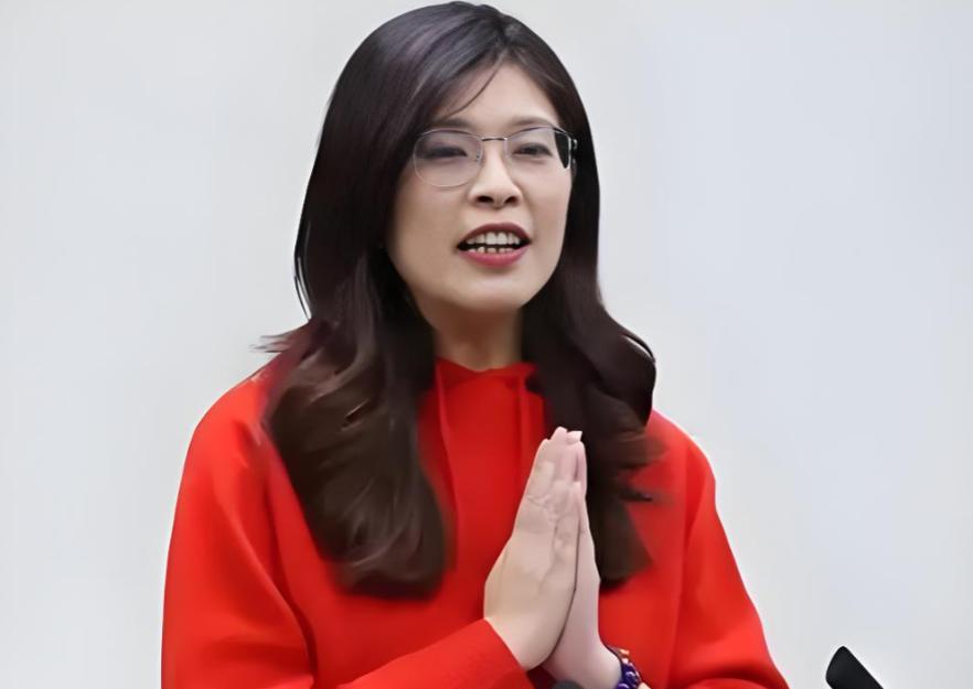 4月7日上午10点，台湾松山国际机场，中国国民党主席郑丽文率团登机，飞往大陆。这