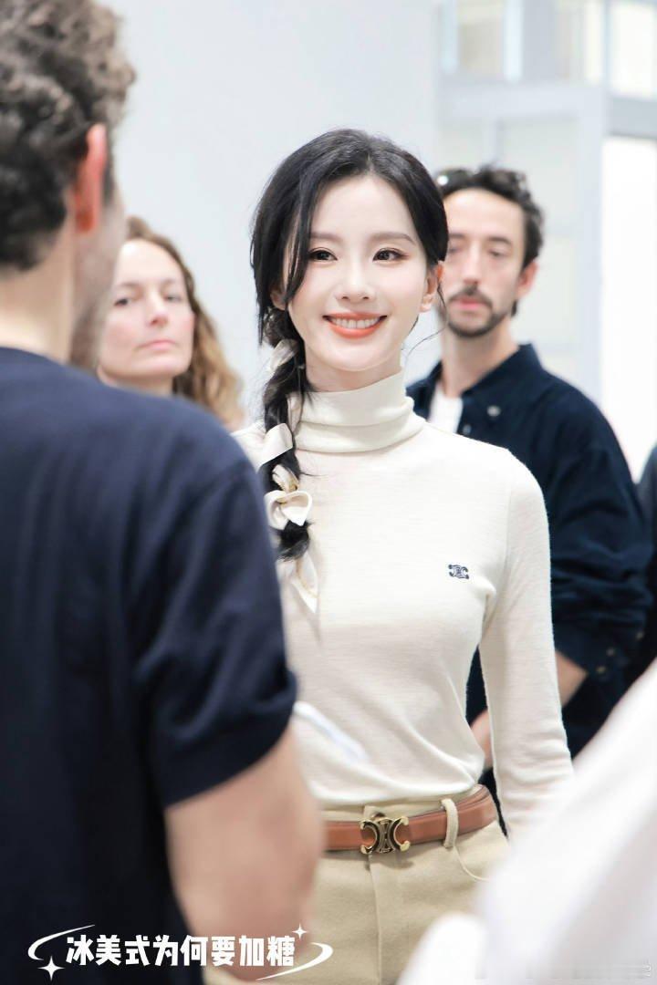 刘诗诗朴宝剑姐狗感  刘诗诗好美，端庄大气，不愧是中国女明星啊[鼓掌] ​​​