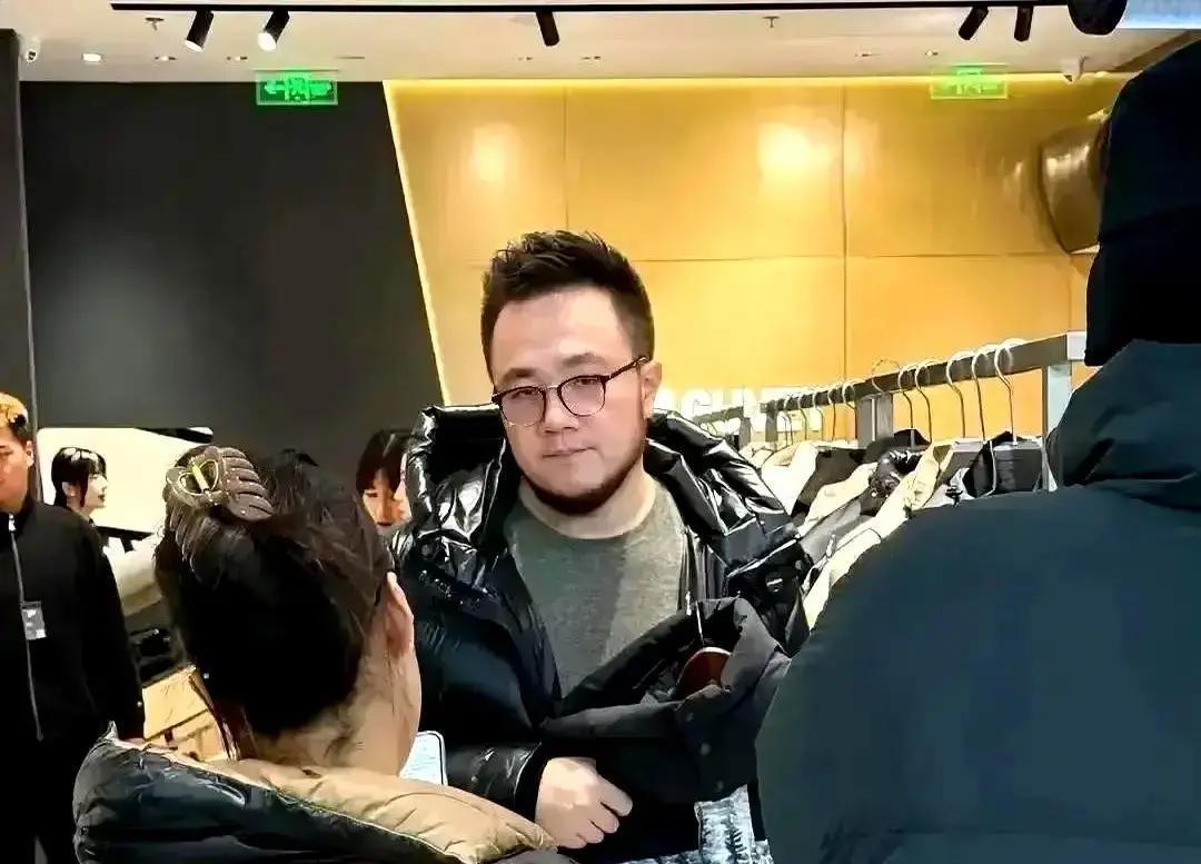 拒绝父亲递水，票房却翻三倍
 
后台那杯水，他没接。父亲愣在原地，观众不知道，只