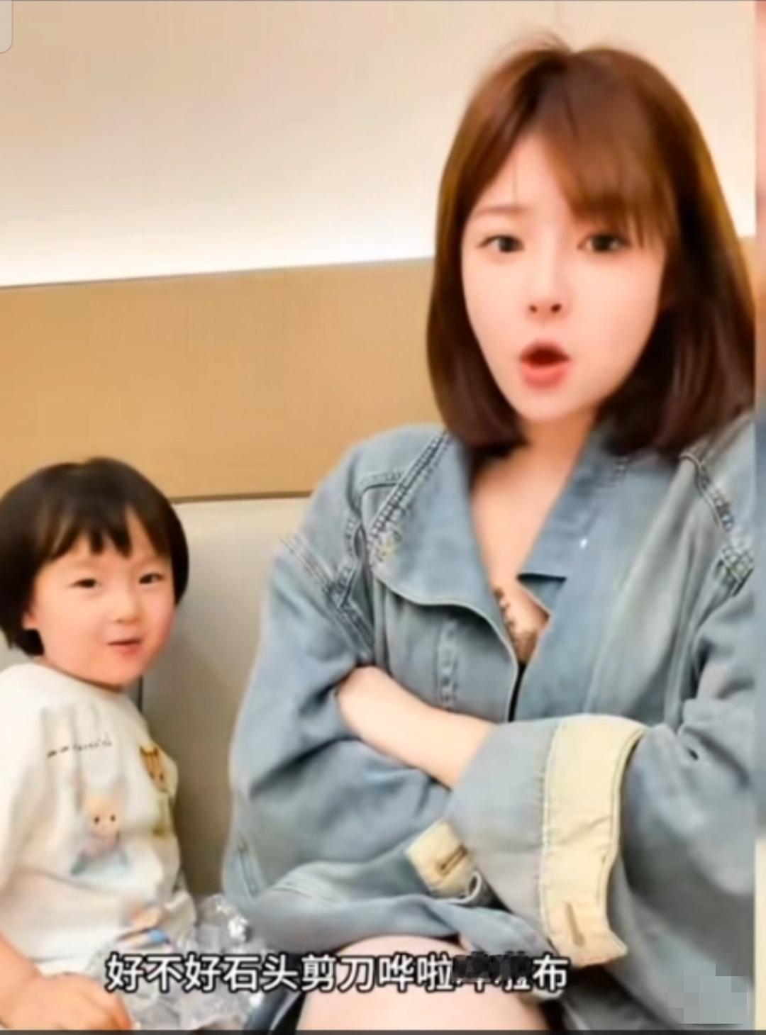 黄一鸣真是位很奇怪的妈妈，陪女儿闪闪玩石头剪刀布，一次也不让闪闪赢！

就拿黄一