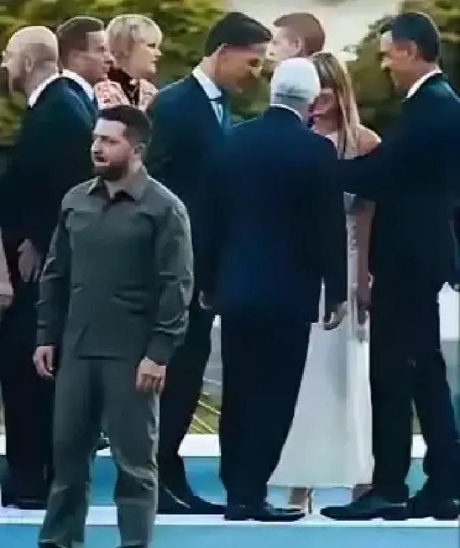 这是泽连斯基的处境，或许也是乌克兰的处境吧？作为一个国家的总统，泽连斯基却像个小