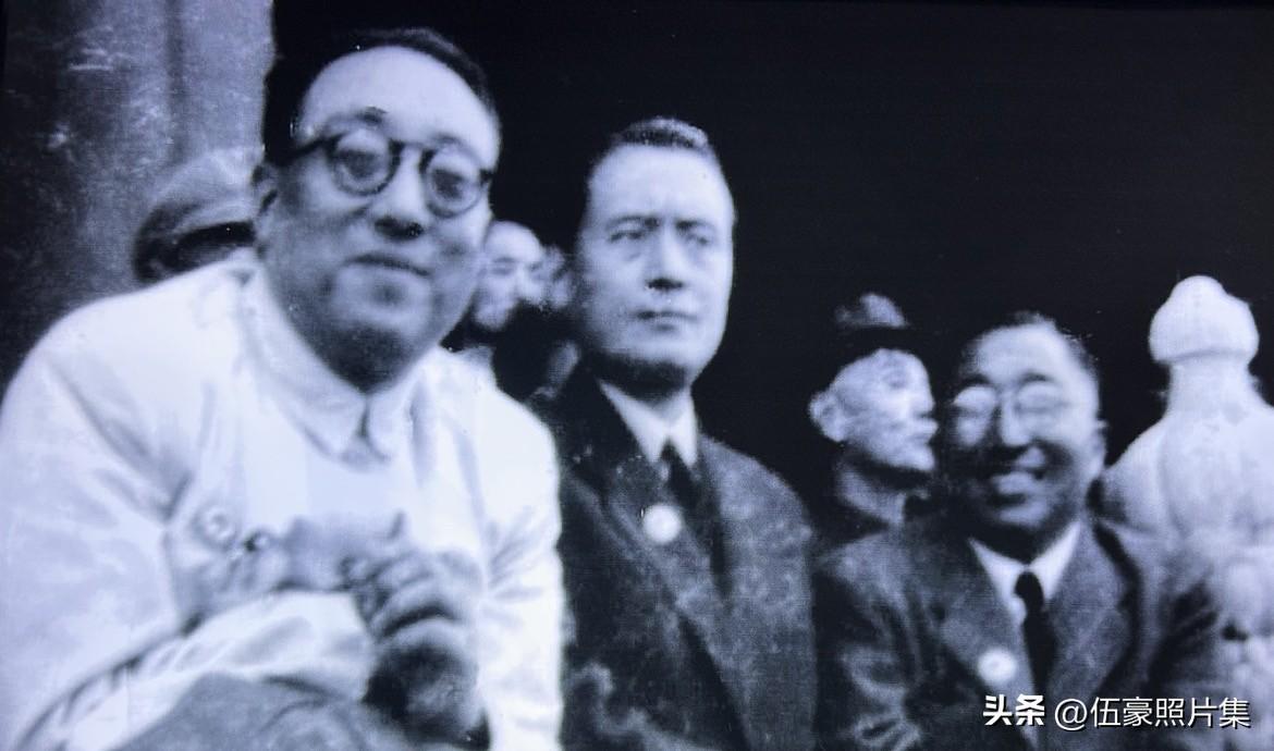 1949年10月1日，赵朴初和梅达君（左一）在天安门城楼上参加开国大典的合影。赵