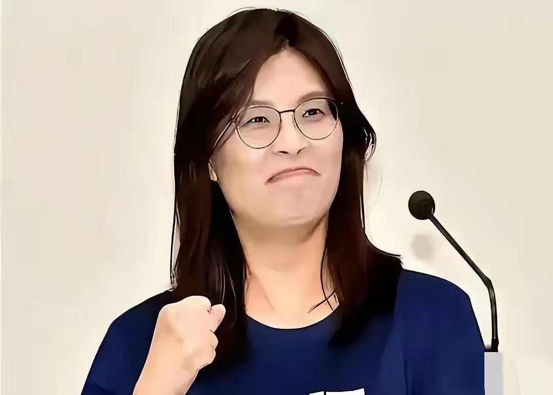 我的个老天，

实在绷不住了！

郑丽文做梦也想不到，当年从绿营被开除的她，如今