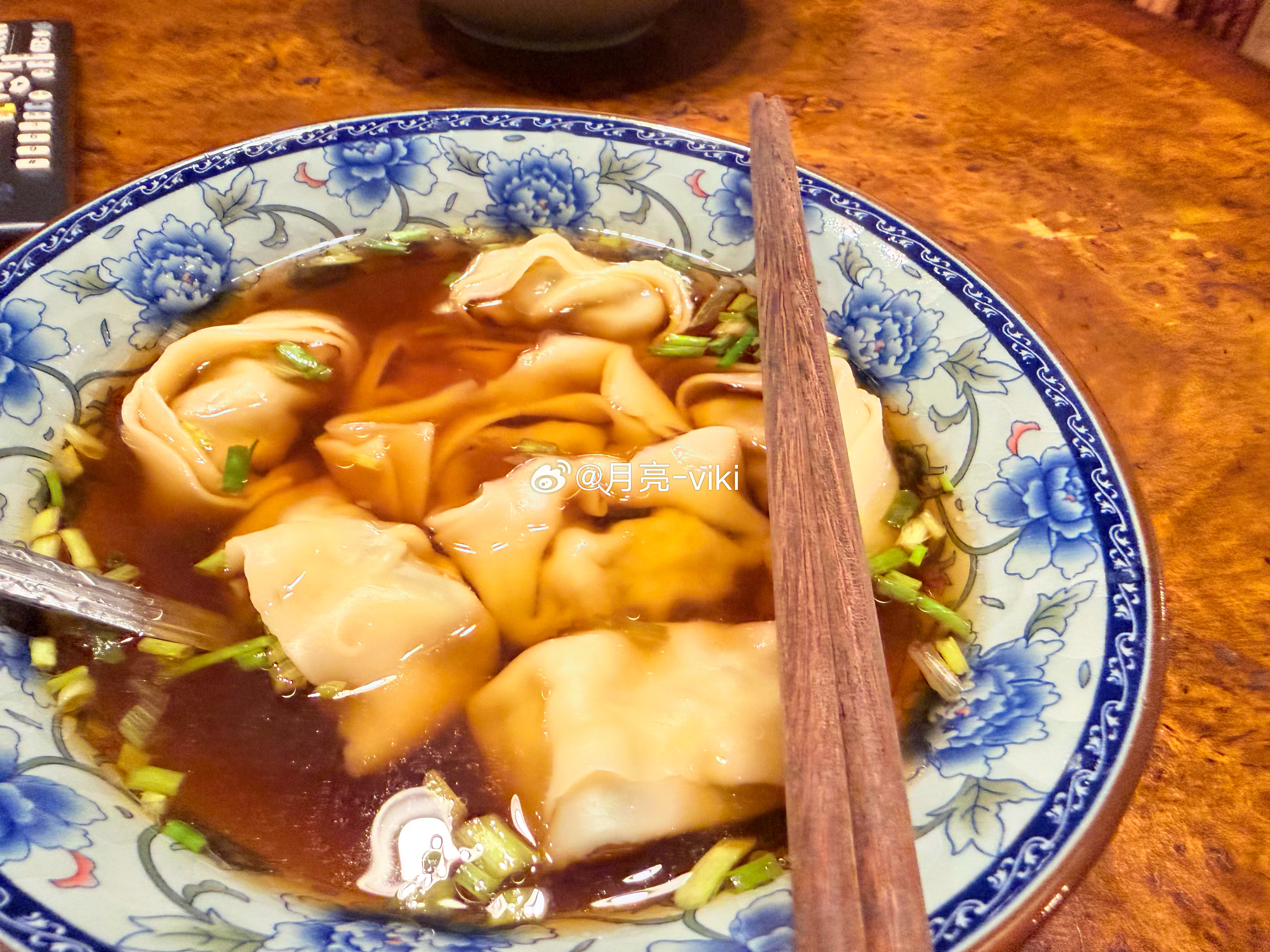 早餐 | | 荠菜大馄饨吃好，喝好٩(•̤̀ᵕ•̤́๑)ᵒᵏᵎᵎᵎᵎ。早～岑先生