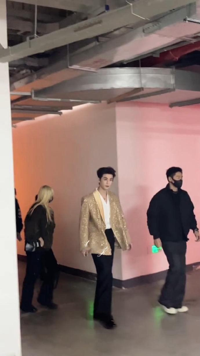 张凌赫白金造型张凌赫闪闪惹人爱 张凌赫白金造型，张凌赫闪闪惹人爱，谁懂这个凌赫金