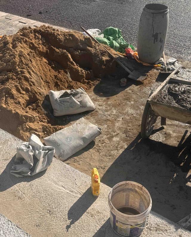 工地砂浆加洗洁精？这操作害人不浅！某些工地为省事往砂浆里倒洗洁精，虽工人明知会降
