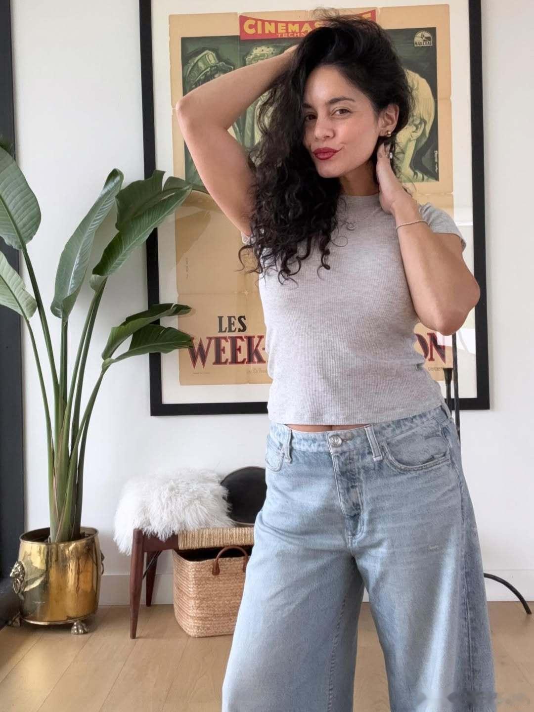 Vanessa Hudgens凡妮莎哈金斯更新产后身材恢复进度，产前的裤子能穿上