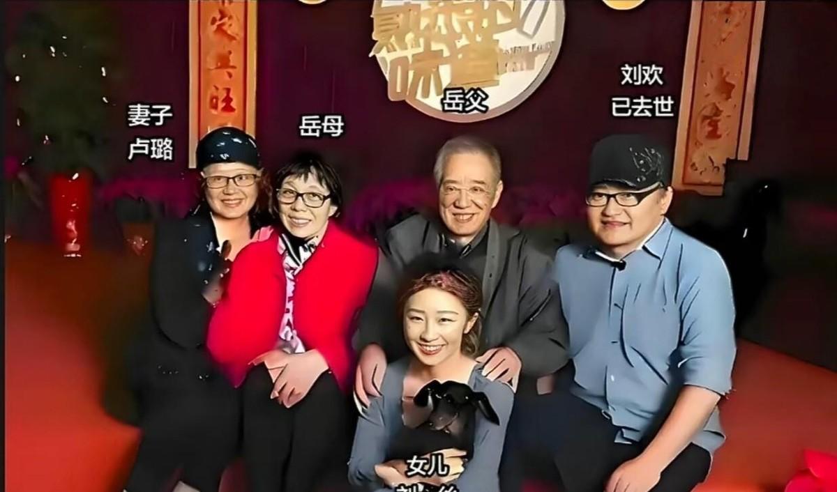 1988年卢璐去北京请刘欢参加元旦晚会，见面握手时刘欢低着头一句话说不出来，卢璐