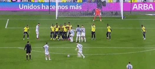 一剑封喉，守门员搞啥呢？[笑哭]全世界都知道梅西左脚攻门，你还在望穿秋水？[震惊