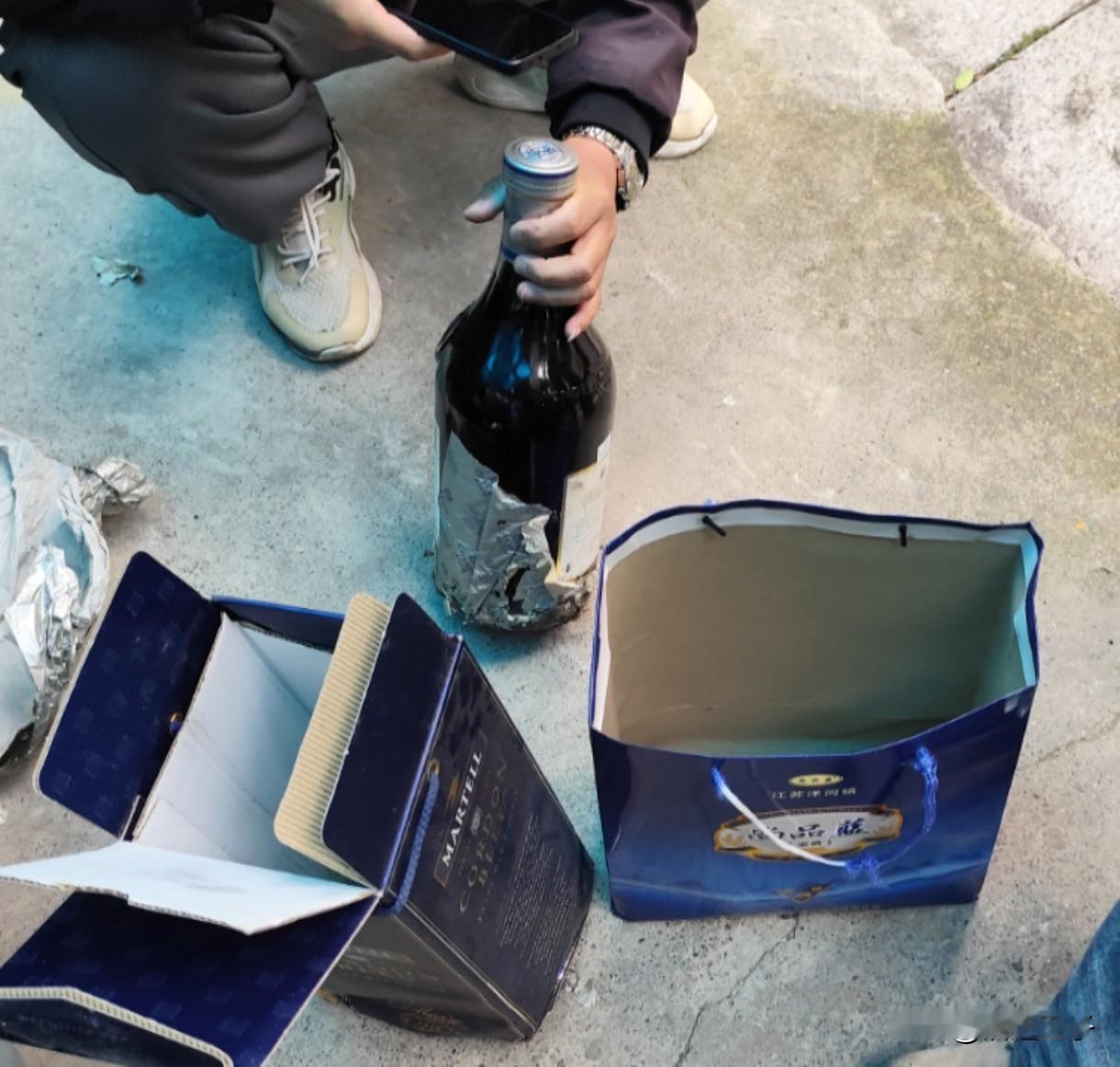 放了好多年的酒拿出来了卖了两千多块钱