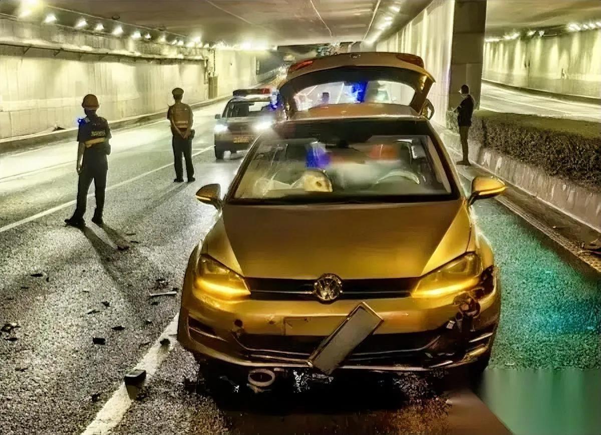 电动车撞车身亡，全责！

凌晨隧道发生了啥？广州一隧道口凌晨突发事故，电动自行车