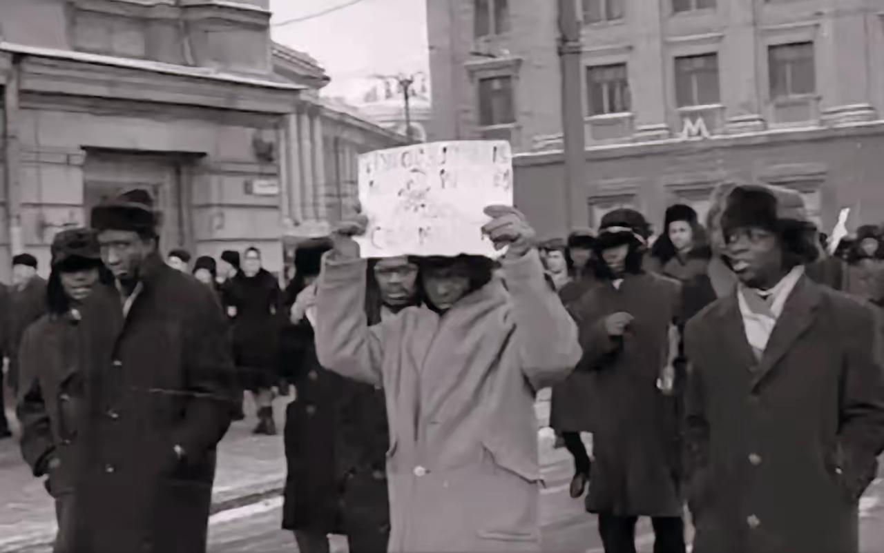 1963年，因为留学生埃德蒙·阿多醉酒冻毙荒野，导致在苏联的非洲留学生群情激愤（