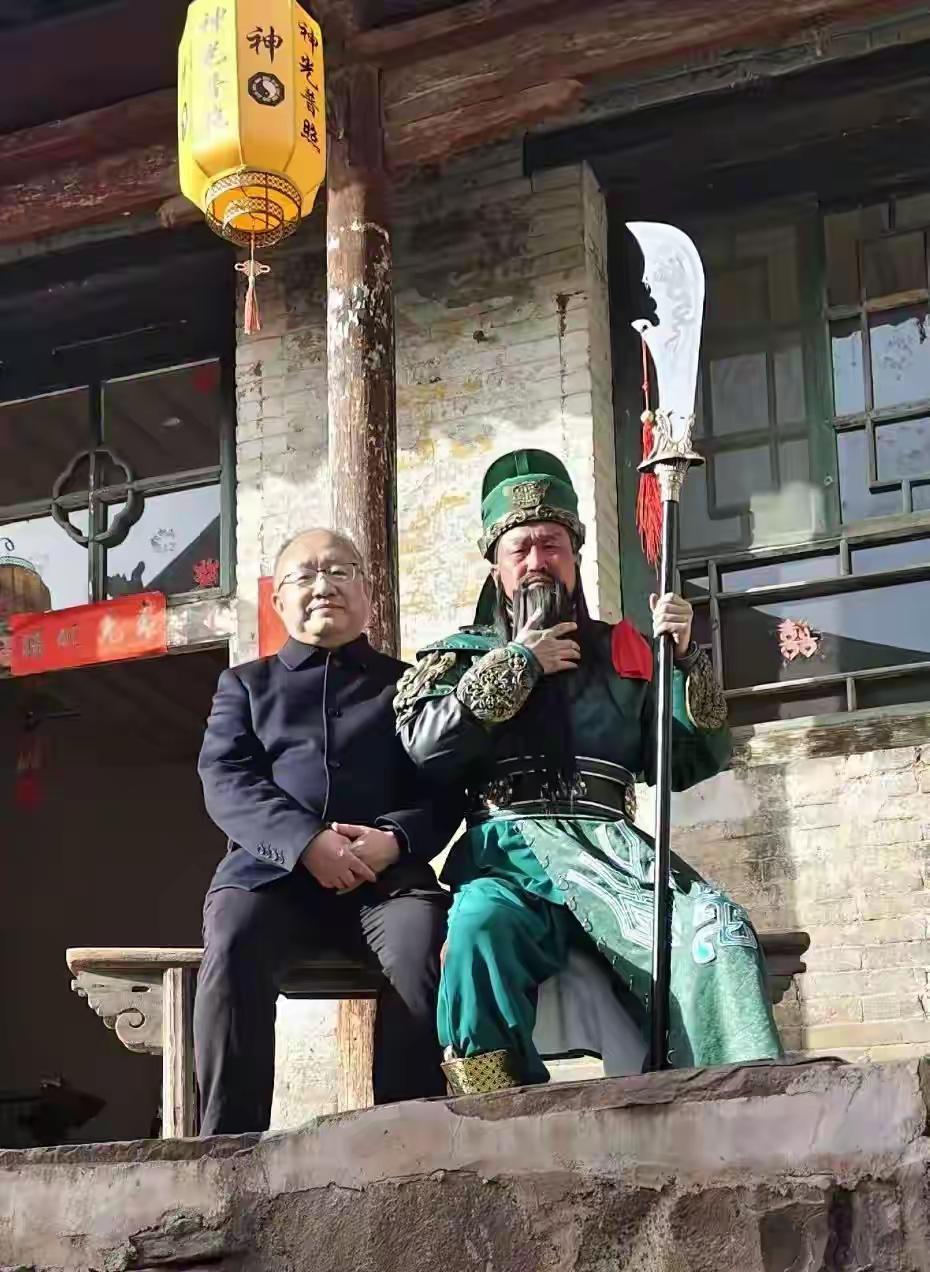 为榆次文旅默默奉献奋斗的典型人物
左为李杰，东后沟村到他手上，算是稳定发展之路开