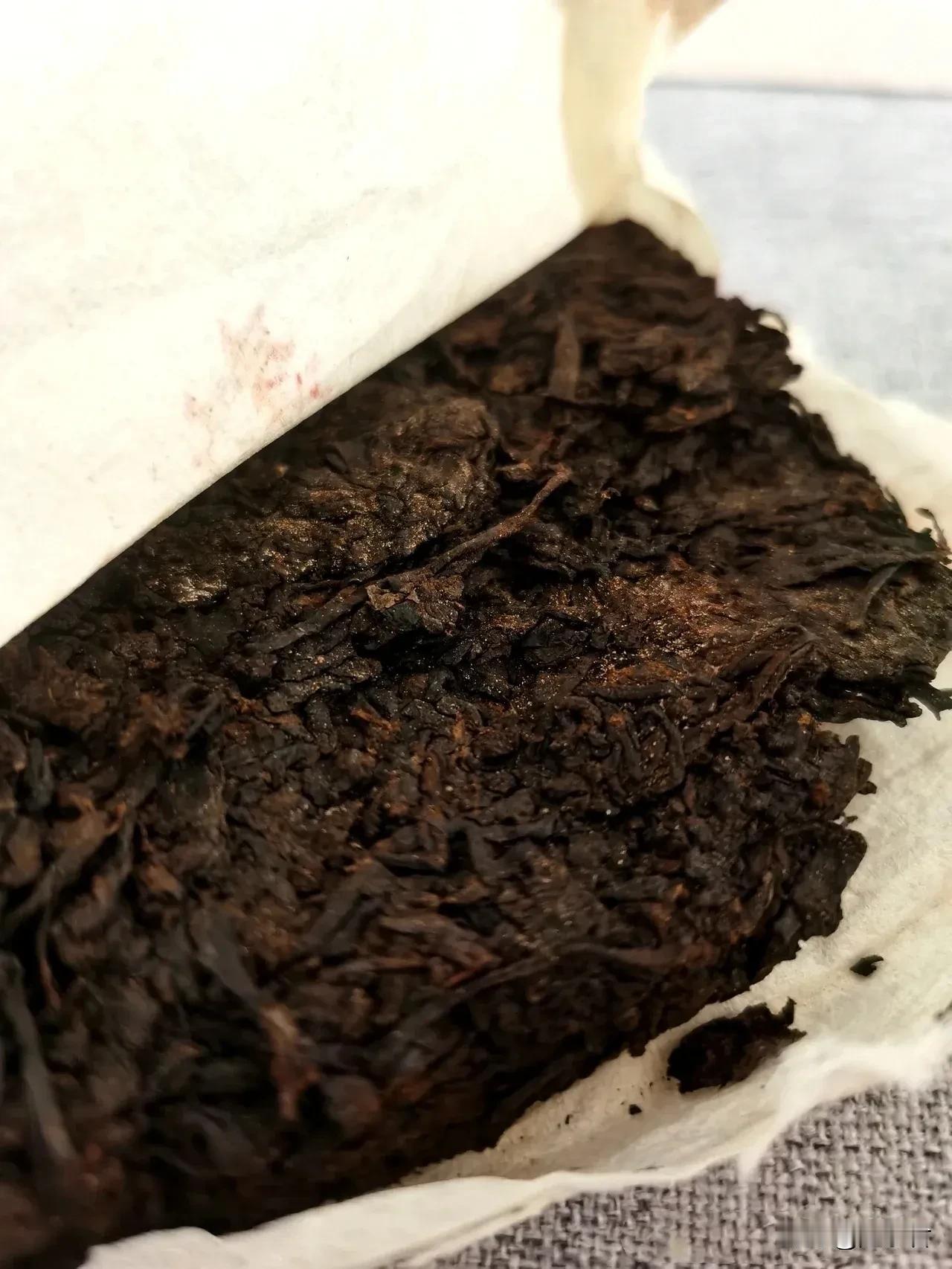 今天几个朋友一起喝茶闲聊，我给他泡了自己珍藏的2005年的老熟砖，刚把茶拿出来准