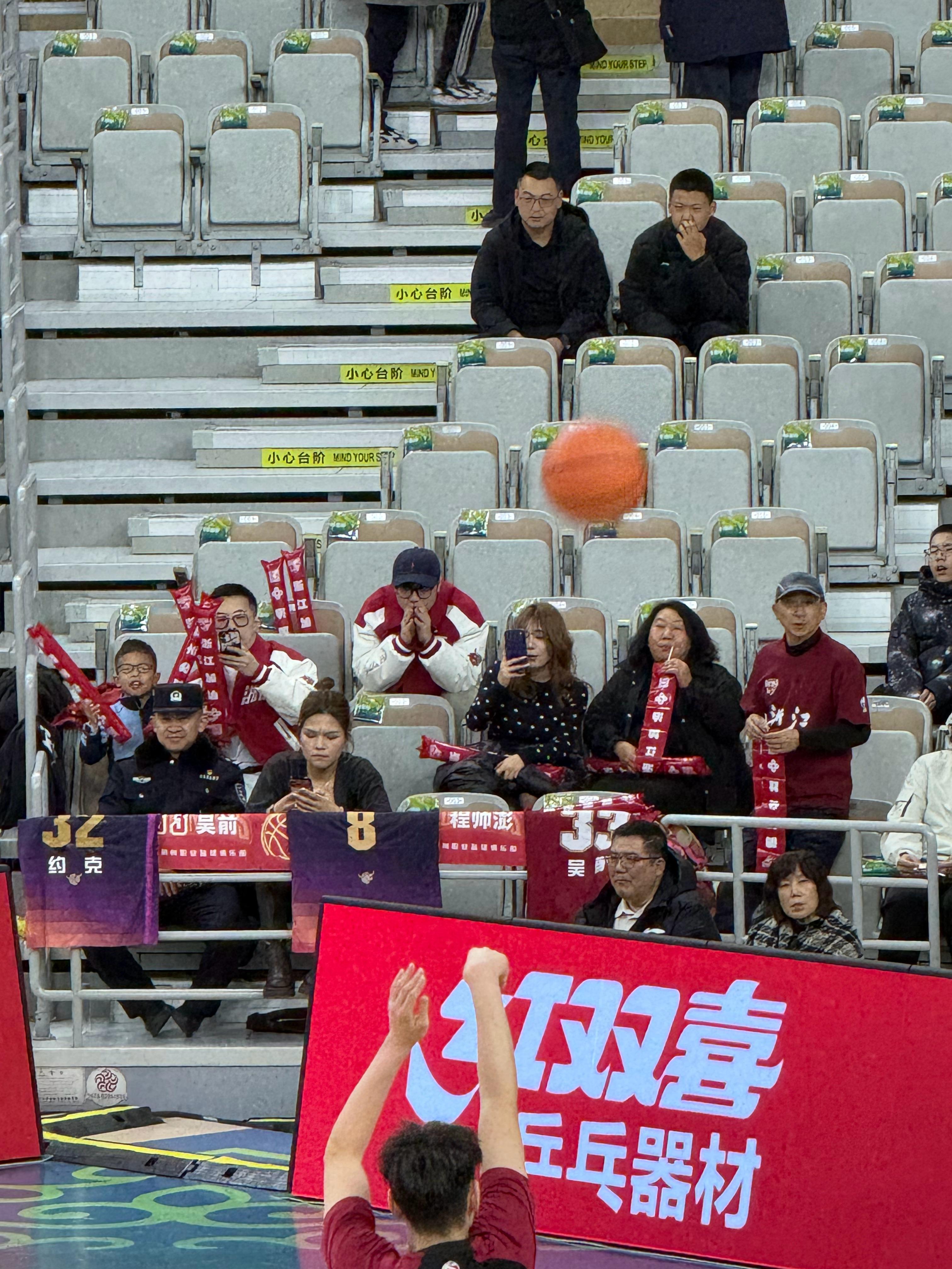 早场的两队都来了助威团，看了泰山球迷，也看到了蒙古族球迷cba俱乐部杯赛浙江男篮