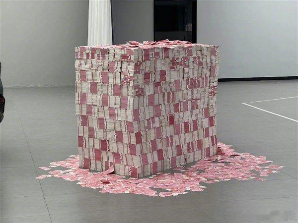 快手被罚1.191亿元人民币1.19亿元用100元新钞堆起来，体积约1.40立方