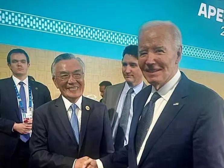 APEC，湾湾要破防了。

前一秒，据外媒报道，湾湾的代表林忠义和拜登会面握手，