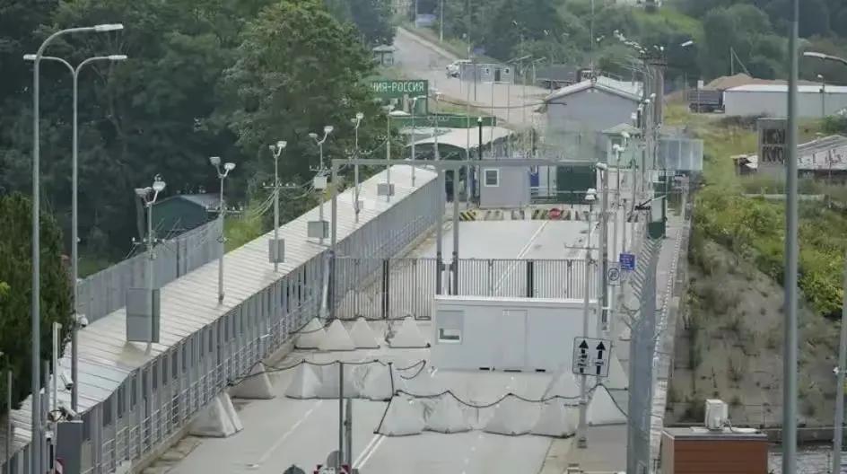 爱沙尼亚已经瑟瑟发抖，据报道，爱沙尼亚与俄罗斯边境的桥梁上，通车部分已经被爱沙尼