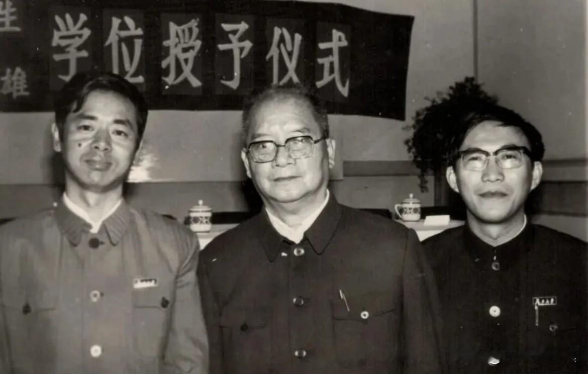 1983年10月19日，复旦大学举行博士学位授予仪式，周振鹤和葛剑雄成为新中国首