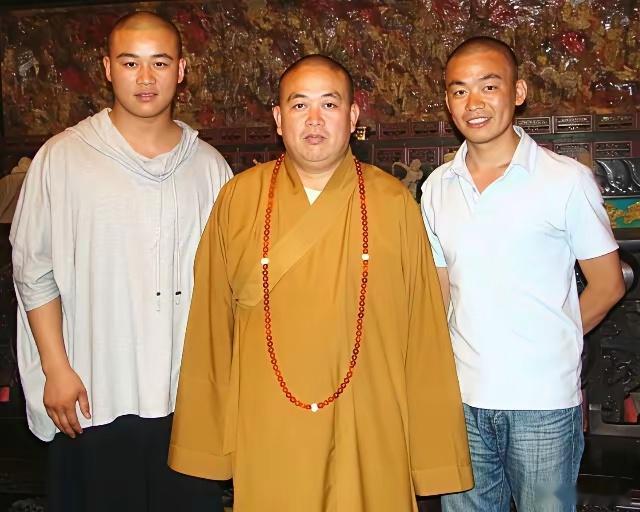 那年释小龙还稚嫩，王宝强还年轻，他们的师傅释永信还有着清白的名声。时过境迁，物是