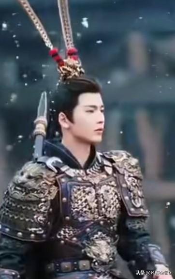 把错都怪在张凌赫的头上，这不公平，如今的男演员早就是油头粉面了，不管是古装剧还是
