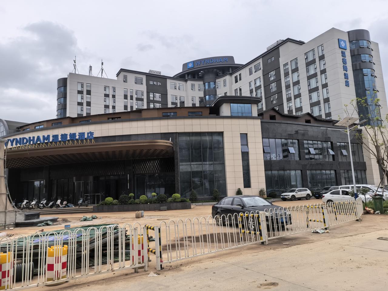 巫家坝龙湖时代天街的边上的这个项目温德姆酒店，进度还是很快的。现在进入尾声了，以