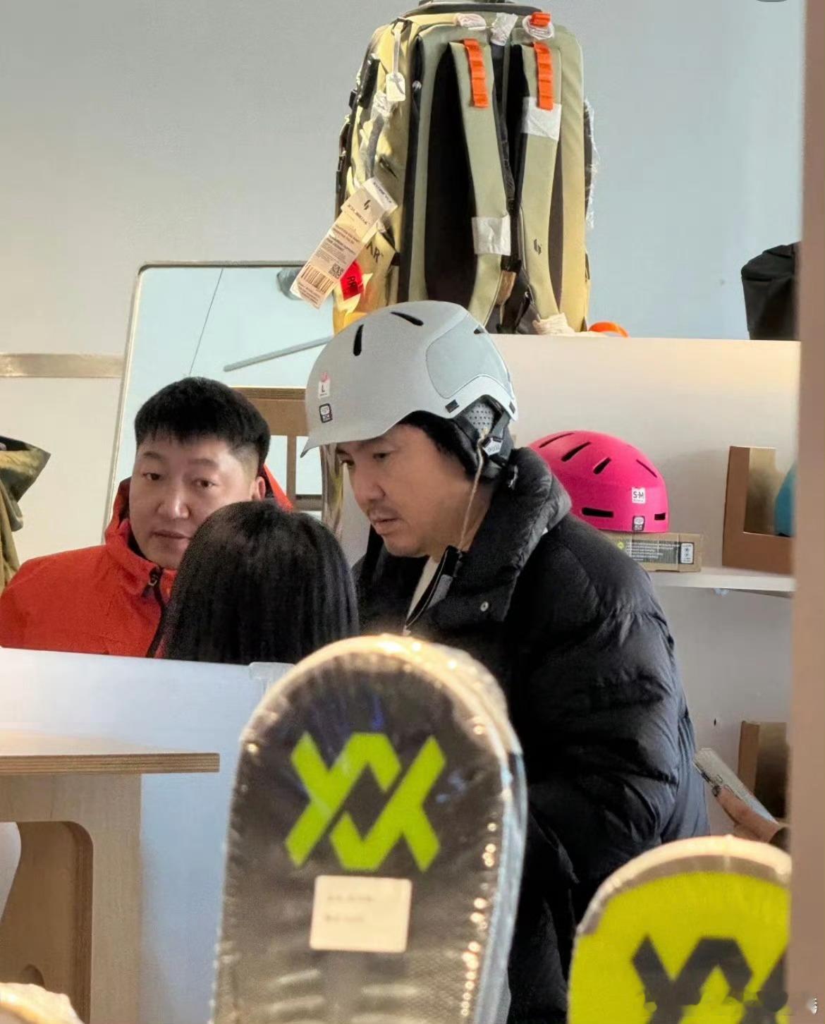 昨天的沈叔叔是男明星，都有站姐了，今天的沈叔叔就是送外卖的了