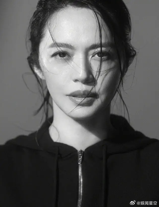 姚晨拿下巴黎世家全球广告姚晨并非巴黎世家代言人，但是这次受邀出演了巴黎世家的全球