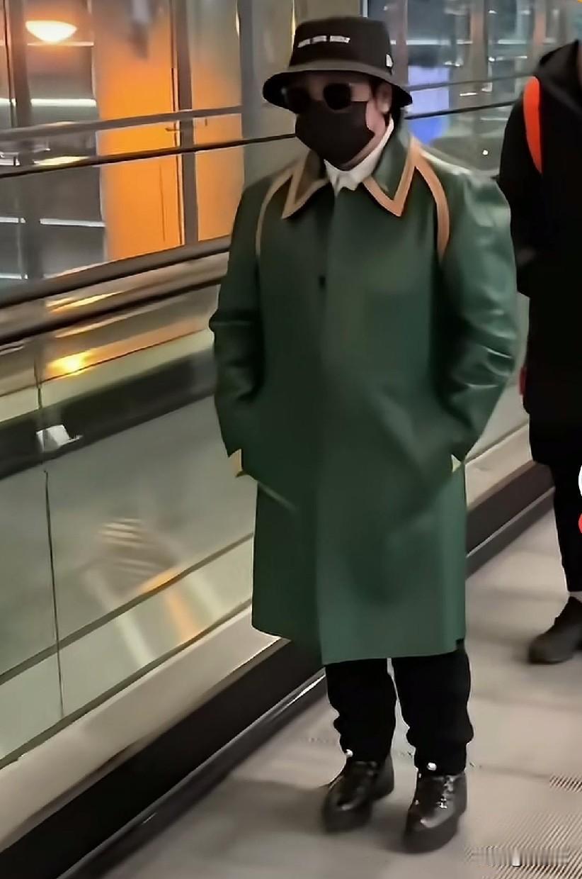 网友说：这是谁呀，捂得这么严实，以前旦怕别人认不出，现在怕别人认出来如何评价韩红