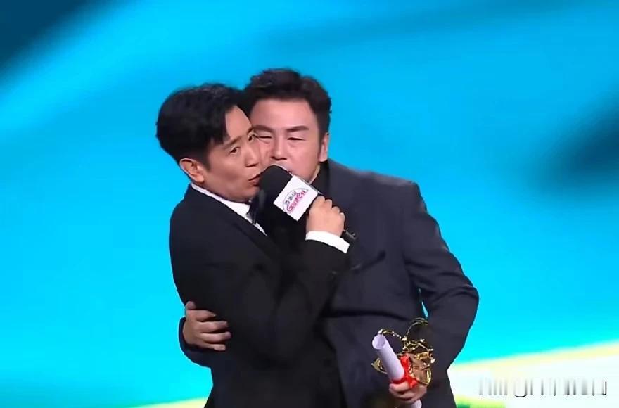 他俩关系得多好，才能有这一幕#于和伟# #雷佳音# #明星相处模式#
