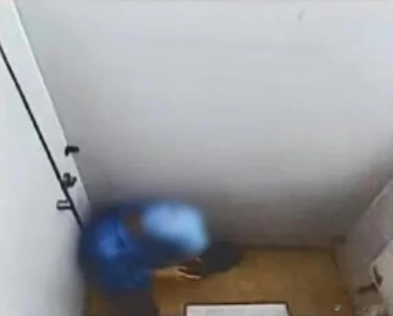 员工厕所玩手机照片被发400人群 一名18岁试用期员工，因如厕长时间玩手机遭公司