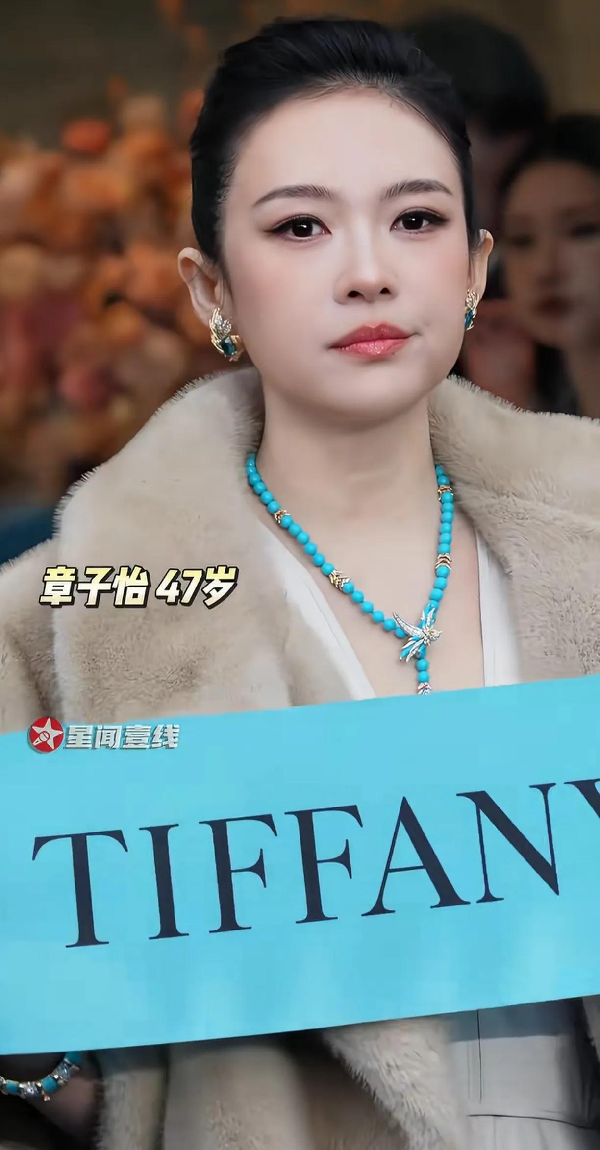 章子怡都不像她了，长胖了，脸部饱满比她年轻的时候都要圆润，年纪大了反而更年轻幼态