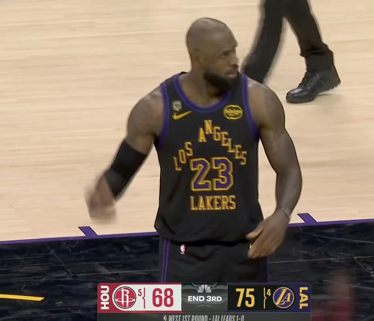 第三节最后两分钟，菜鸟互啄，没想到湖人还是以75-68领先火箭7分。
最后这几下