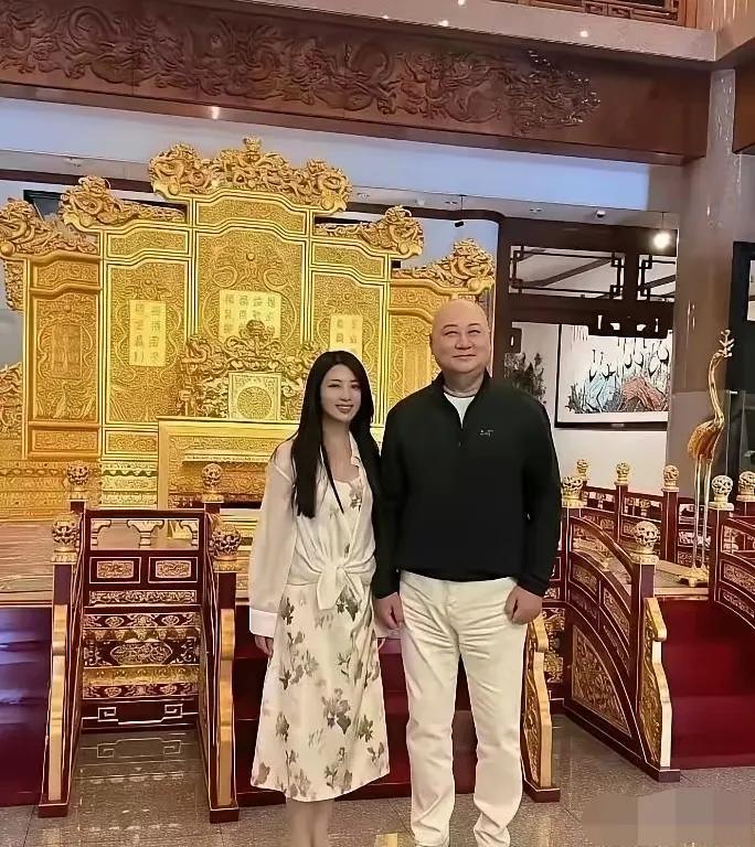 你们认识这位男士吗？
他的福气没有人能比，就凭借这光头强形象圈粉多少人
如今人家