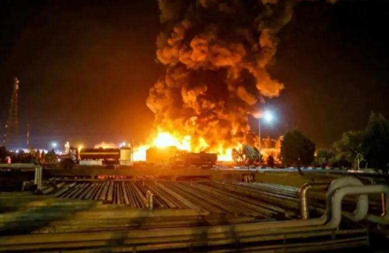 出事了！日本钢铁厂爆炸，高市或被迫下台，日议员要撇开首相访华。

12月1日凌晨