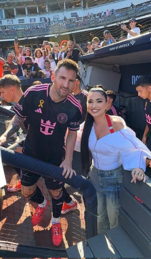 📸Anisa（歌手）更新IG：我遇见了梅西并在他面前唱歌⚽️🙏 ，我崇拜了他