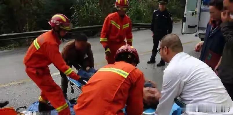 突发严重交通事故，载20人客车行驶中发生侧翻，已致3死8伤！事发10月28日15