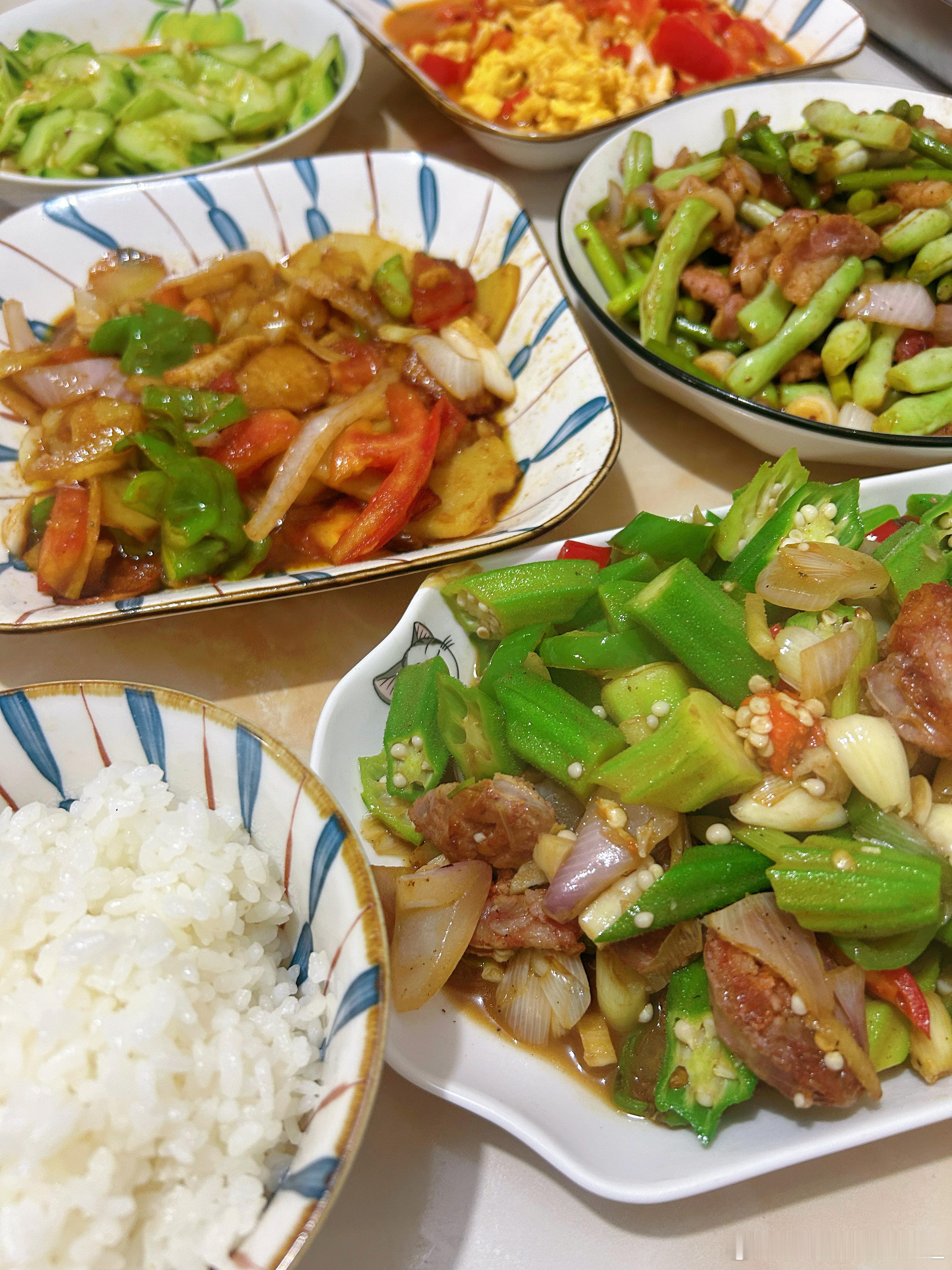 今天午餐好简单。秋葵炒腊肠豆角炒肉西红柿干锅土豆番茄炒蛋凉拌黄瓜 ​​​