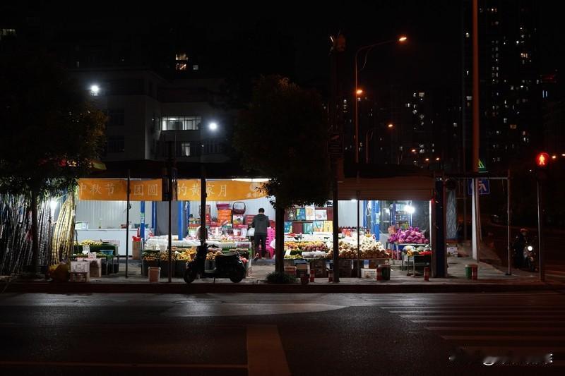 今晚下班路上，被这夜晚景象狠狠拿捏，随手就拍了下来。路灯散发着暖黄的光，像在温暖