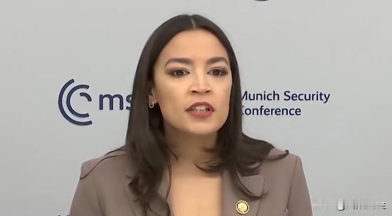 众议员亚历山德里娅·奥卡西奥-科尔特斯（AOCicon）抨击国务卿鲁比奥在慕尼黑