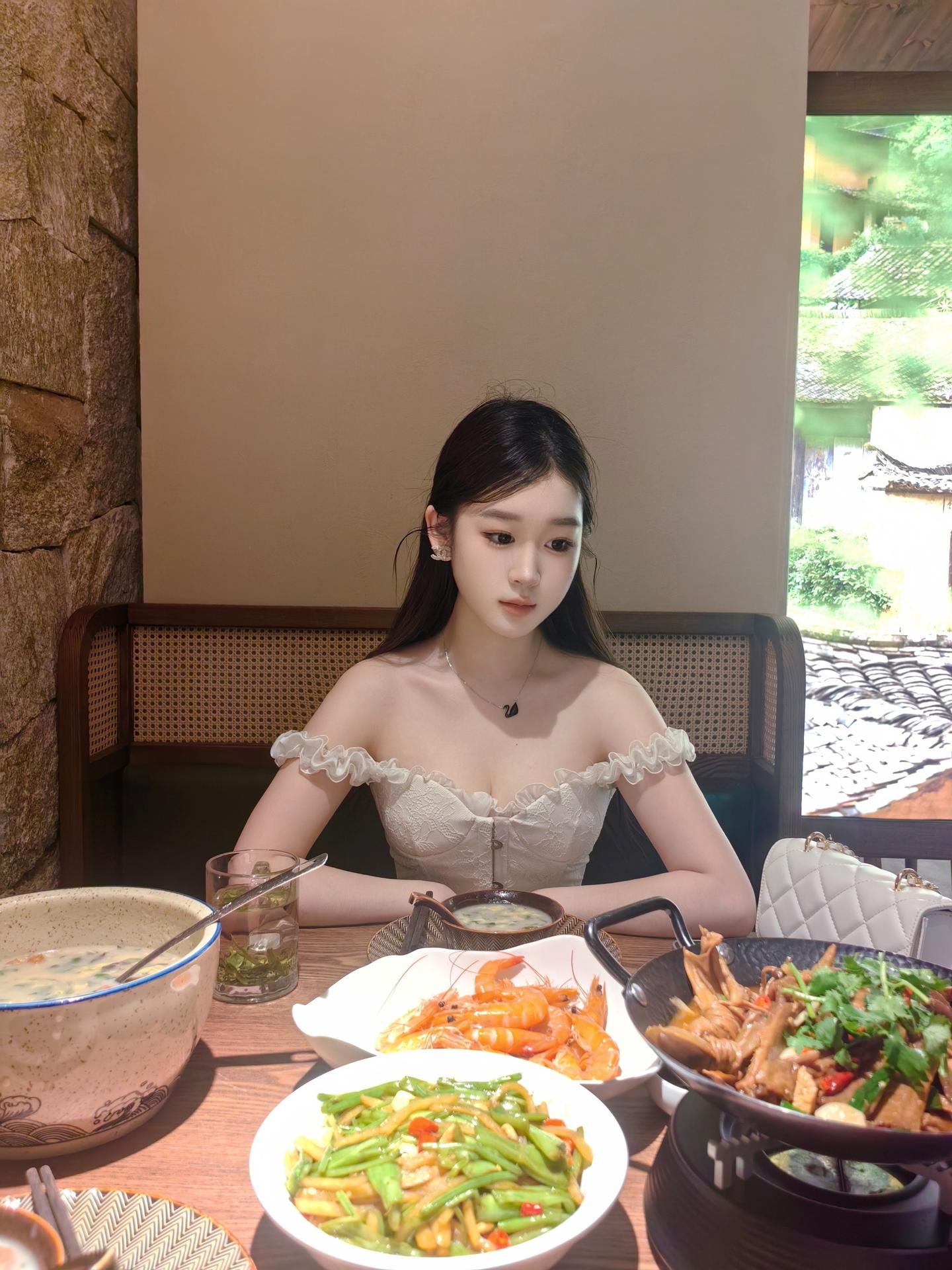 你穿上了成熟的衣服 戴着昂贵的首饰 开始尝试各种妆容 唯一没变的 还是...