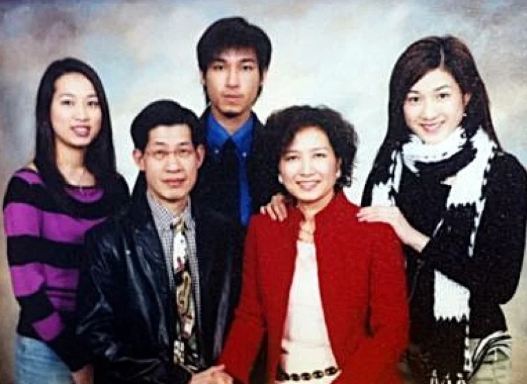钟嘉欣晒小学同学合照！识于微时友情仍坚固